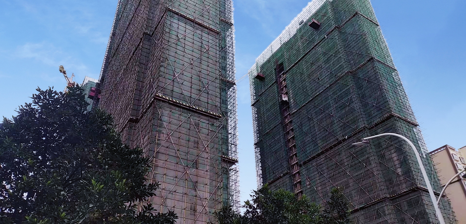 發(fā)霉舊外墻能用仿石漆翻新嗎？華喆給你答案！